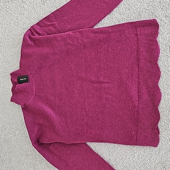 Soft Spongy Knit Sweater With Scalloped Edges - Picture 7 of 7